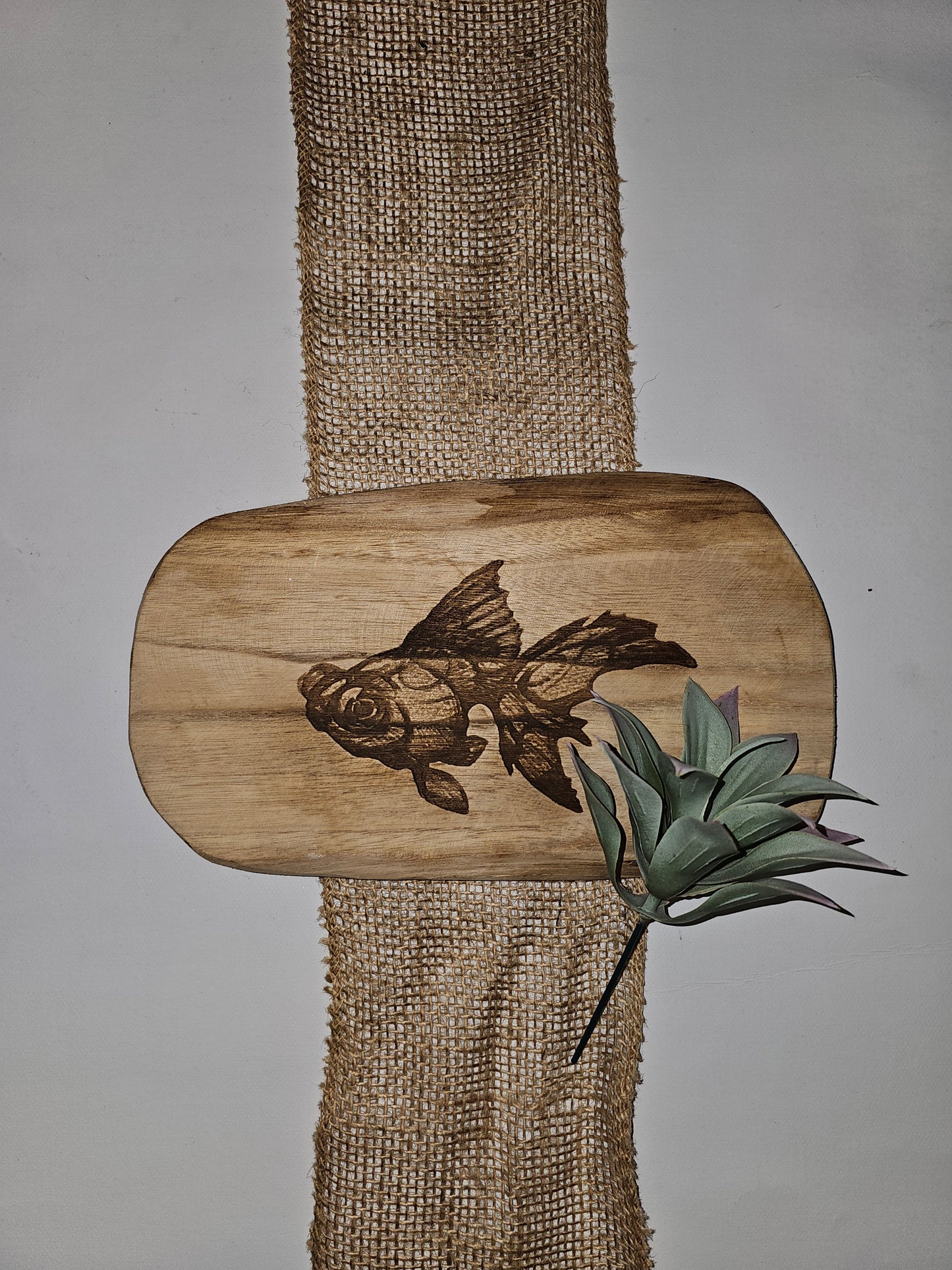 Teakbrett mit Goldfisch Motiv