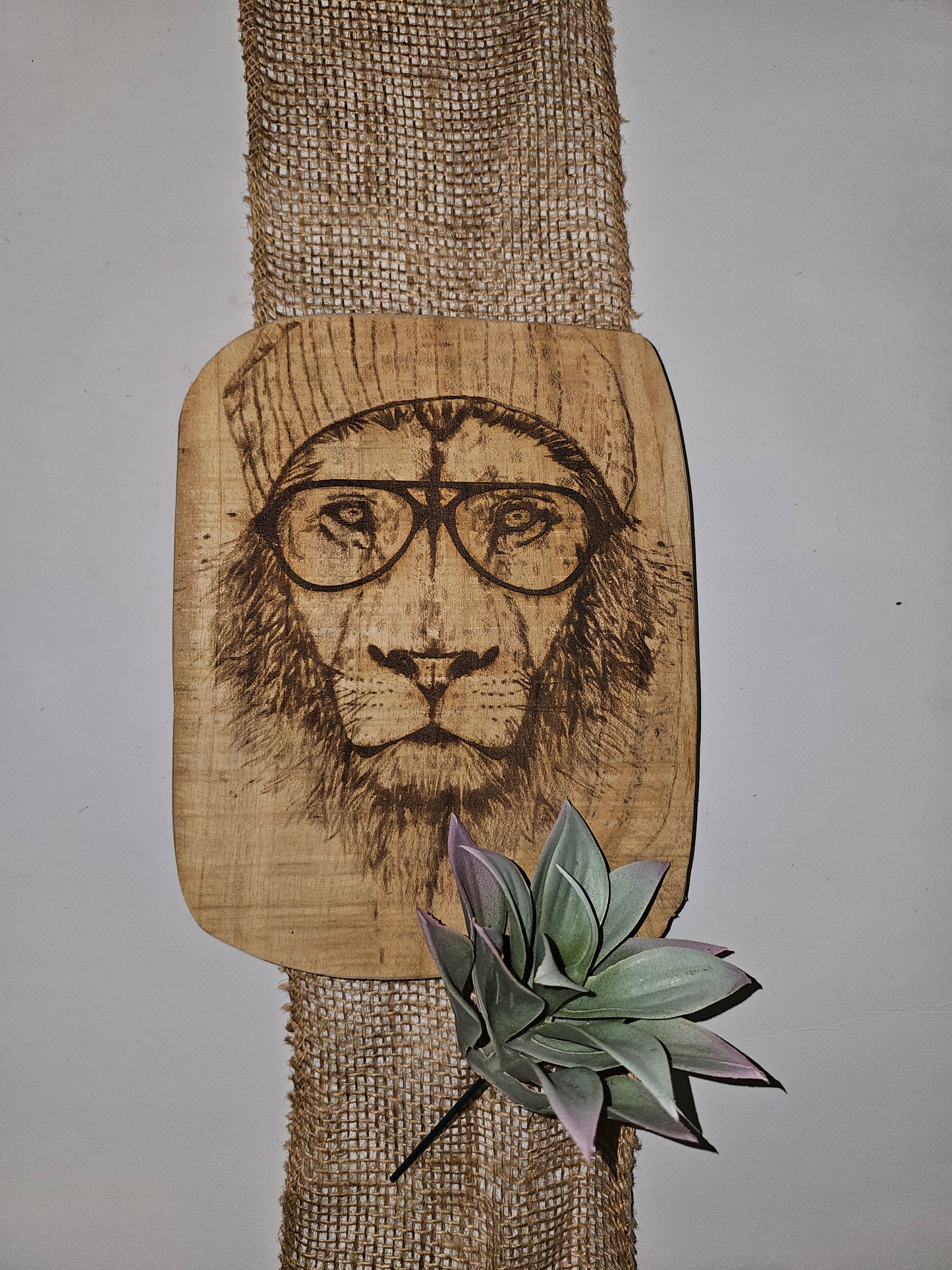 Teakbrett mit Löwen Motiv