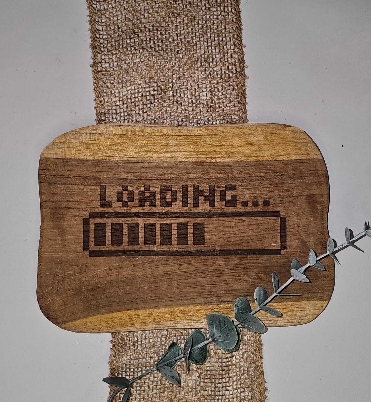 Teakbrett mit dem Motiv Loading