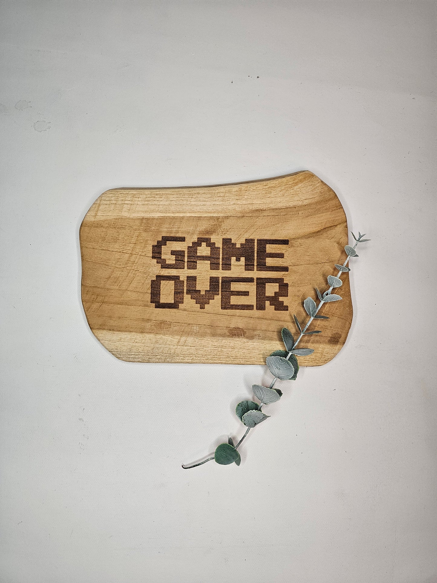 Teakholzbrett mit Game Over Motiv