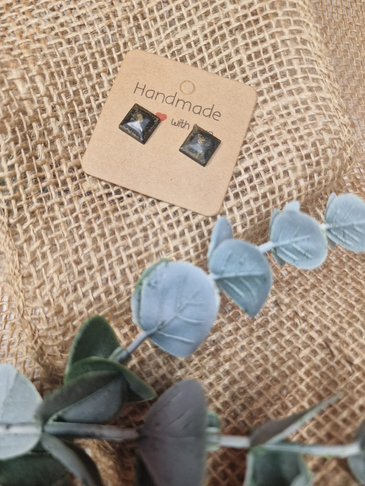 Ohrringe aus dem Holz des Blauglockenbaums und Epoxidharz