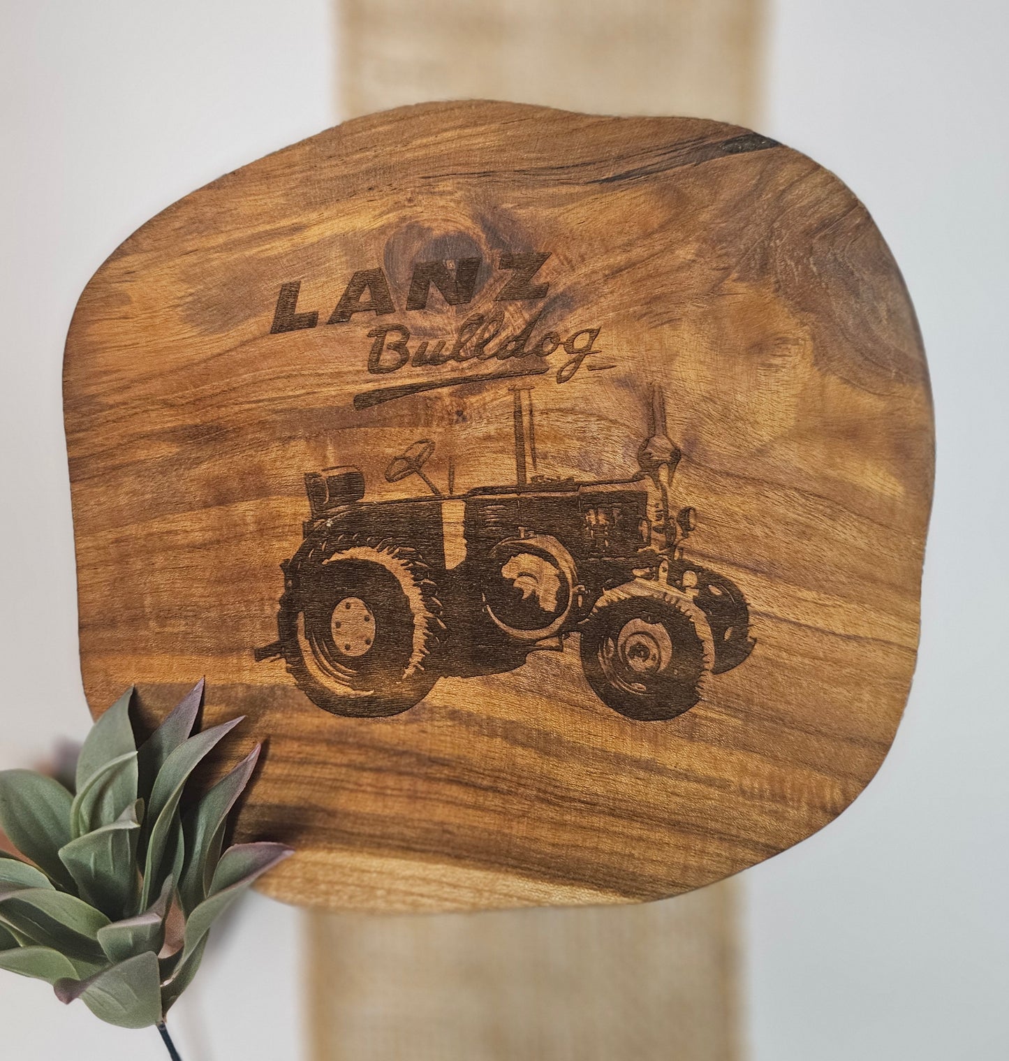 Teakbrett mit Lanz Bulldog Motiv