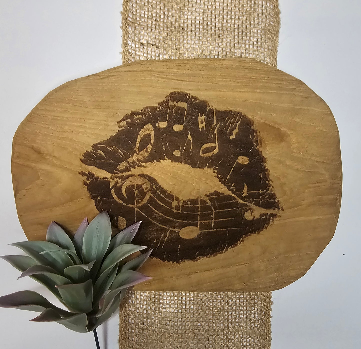 Teakbrett mit kußmund Motiv